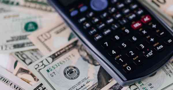 人工智能机器人和人谈恋爱