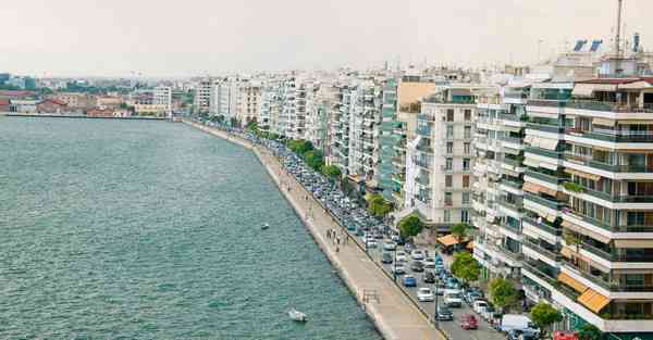 人工智能机器人和人谈恋爱