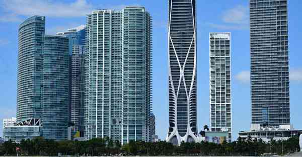 人工智能机器人和人谈恋爱