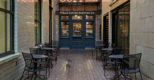 中国智能化餐厅机器人送餐